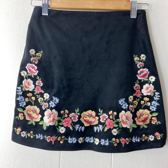 Forever 21 Embroidered Floral Black Suede Mini Skirt Size X-Small - Picture 2 of 8